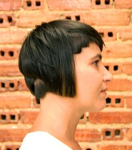 bok asymetrycznej fryzury krótkiej uczesanie damskie zdjęcie numer 6A